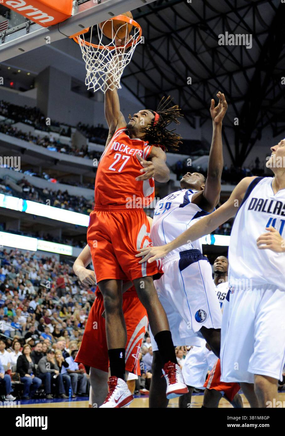22 octobre 2010 : Jordan Hill, attaquant des Rockets de Houston, #27 avec un dunk dans un match de pré-saison NBA entre les Rocket de Houston et les Mavericks de Dallas au American Airlines Center de Dallas, TX Dallas a battu Houston 97-96(crédit image : © Albert Pena/Cal Sport Media/ZUMApress.com) Banque D'Images