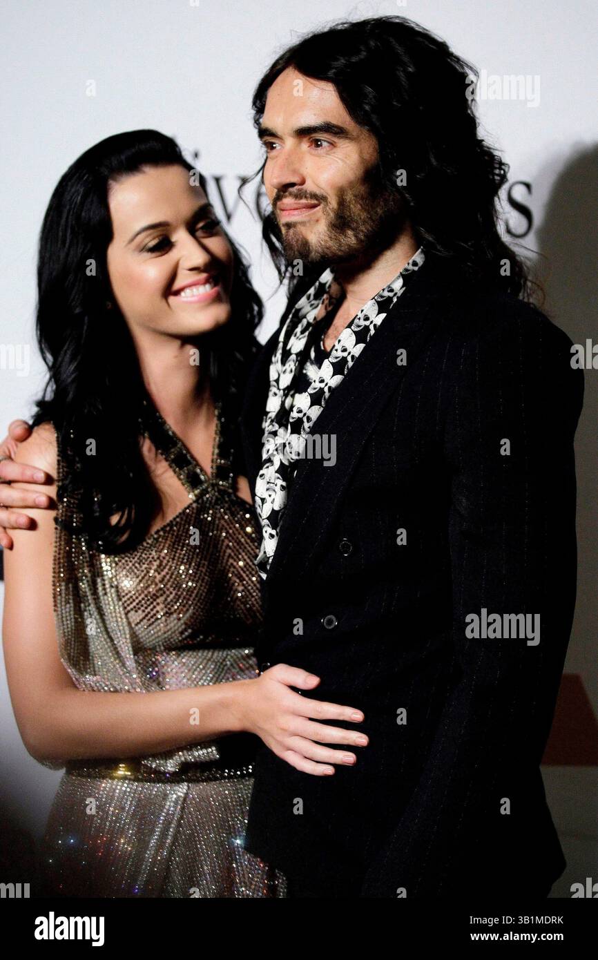 Oct 25, 2010 - Parc national de Ranthambore, Inde - la star pop KATY PERRY et la bande dessinée britannique RUSSELL se sont mariés lors d'une cérémonie de mariage hindou somptueuse mais traditionnelle dans le nord-ouest de l'Inde. La cérémonie, dirigée par un prêtre hindou, a eu lieu au Palais Rambagh et a été suivie par les amis proches du couple. Des gardes de sécurité privés ont été postés à la retraite de la faune Aman-e-Khas et aux hôtels des invités, où le groupe de mariage s'est réuni pour une célébration de cinq jours. Photographes et paparazzi ont été bannis de la zone de villégiature ; le couple a vendu les droits exclusifs sur les photos de la Banque D'Images