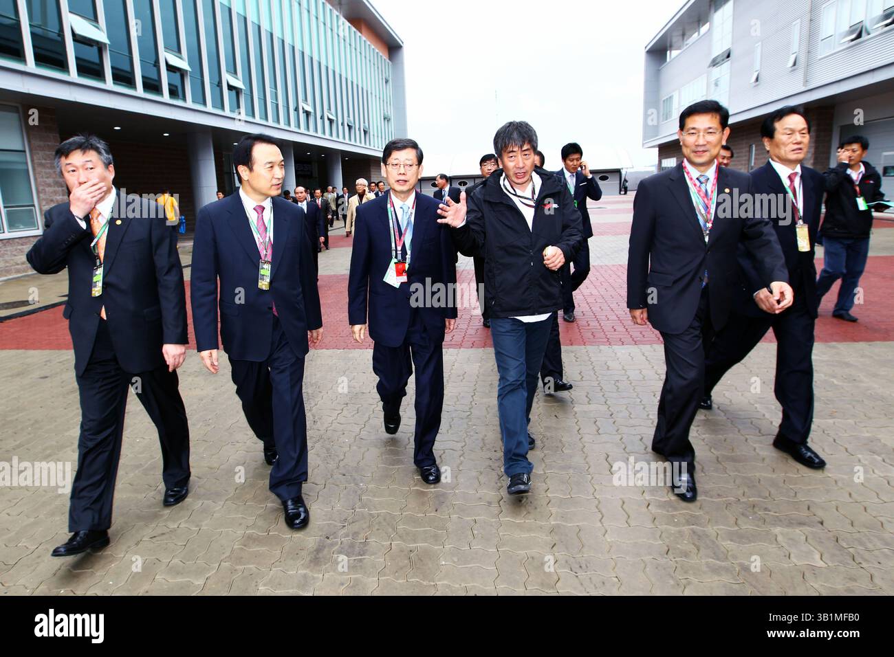 23 octobre 2010 - Kim Hwang-sik (KOR) premier ministre coréen avec Yung Cho Chung (KOR) PDG et président Korea Auto Valley Operation...Championnat du monde de formule 1, Rd 17, Grand Prix de Corée, jour de la course, circuit international de Corée, Yeongam, Corée du Sud, dimanche 24 octobre 2010.(image crédit : © Sutton Motorsports/ZUMApress.com) Banque D'Images