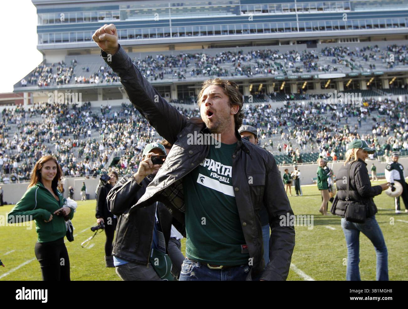 16 octobre 2010 - Michigan, Michigan, États-Unis - L'acteur Gerard Butler, du film ''300'', encourage les fans après le match de football MSU et Illinois le samedi 16 octobre 2010 au Spartan Stadium à East Lansing. MSU a gagné 26-6. Ça place les Spartiates à 7-0. RASHAUN RUCKER/Detroit Free Press (crédit image : © Detroit Free Press/ZUMApress.com) Banque D'Images