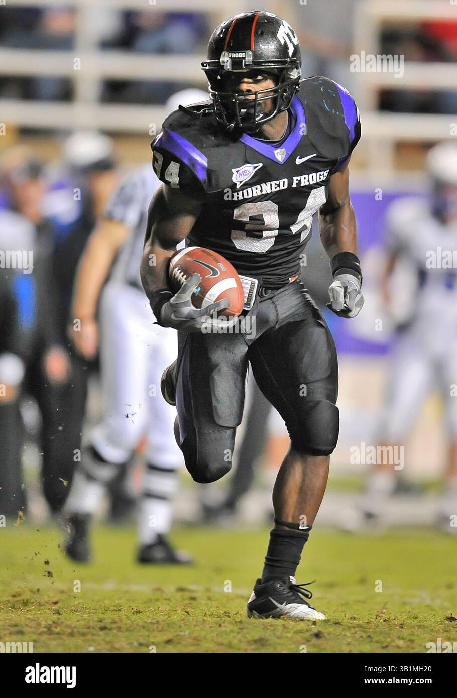 23 octobre 2010 : . TCU Horned Frogs Running Back Ed Wesley #34 porte le ballon. Dans un match entre Air Force Falcons et TCU Horned Frogs au stade Amon G. carter à Fort Worth, Texas..TCU gagne 38-7..(image de crédit : â© Manny Flores/Cal Sport Media)(image de crédit : © Manny Flores/Cal Sport Media/ZUMApress.com) Banque D'Images