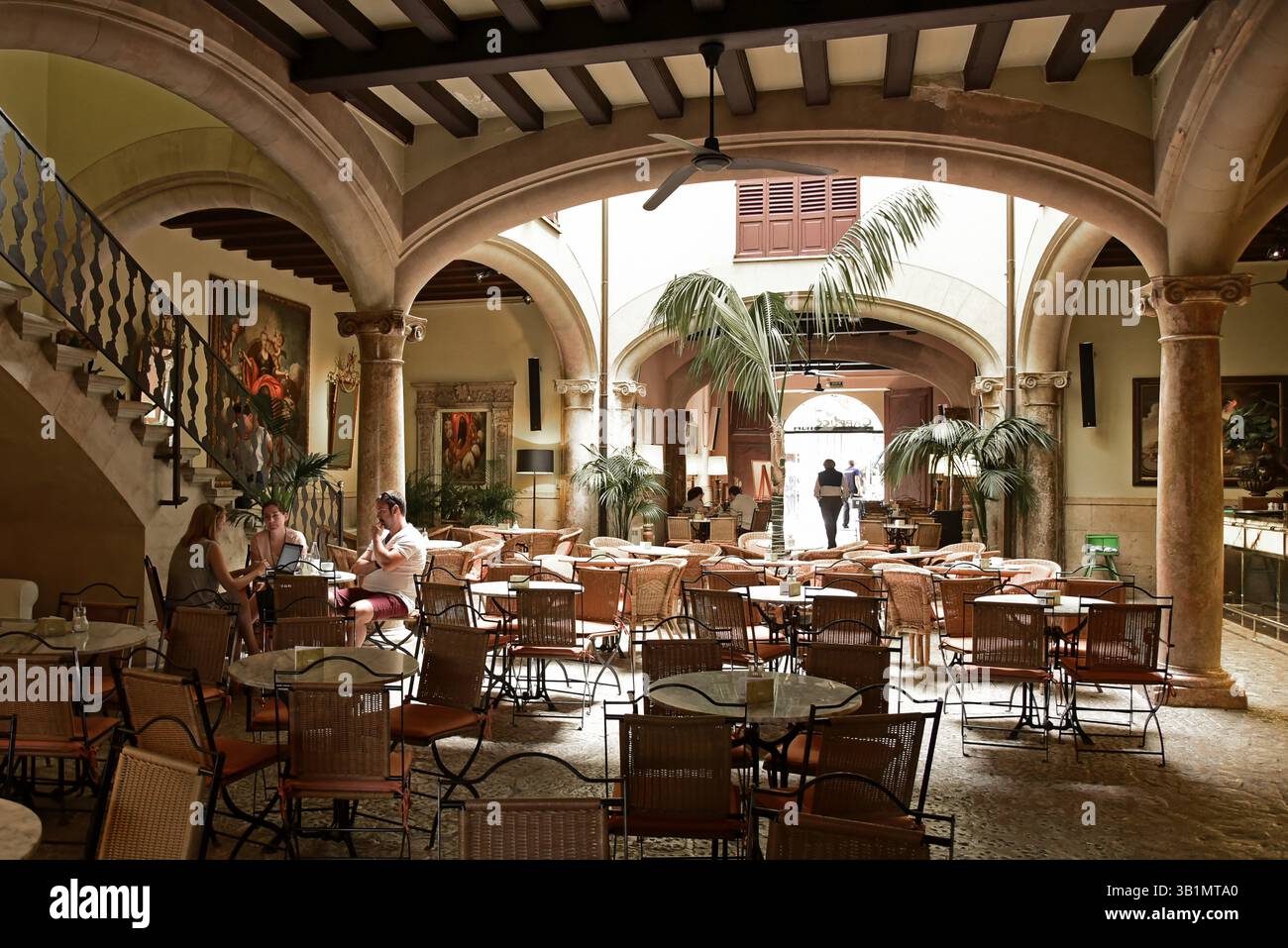 Grand Café Cappuccino dans un ancien palais de la ville avec cour intérieure, cour intérieure dans le quartier Sant Miquel, vieille ville, Ciutat Antiga, Palma d Banque D'Images