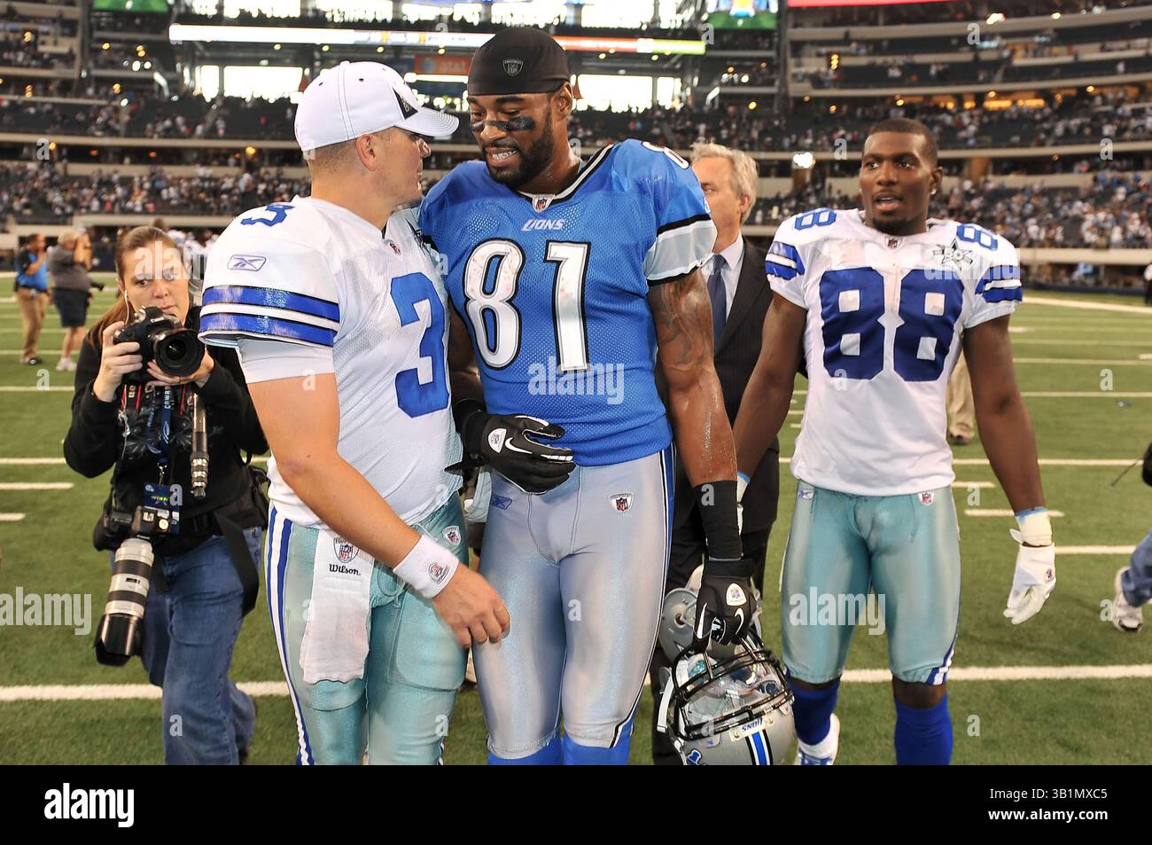 21 novembre 2010 Arlington, TX..le quarterback des Cowboys de Dallas Jon Kitna #3 discute avec l'ancien coéquipier des Lions de Détroit Calvin Johnson #81 après le match de football de la NFL entre les Cowboys de Dallas et les Lions de Détroit au Cowboys Stadium le 21 novembre 2010 à Arlington, Texas..les Cowboys de Dallas battent les Lions de Détroit 35-19.Louis Lopez/CSM(image crédit : © Louis Lopez/Cal Sport Media/ZUMAPRESS.com) Banque D'Images