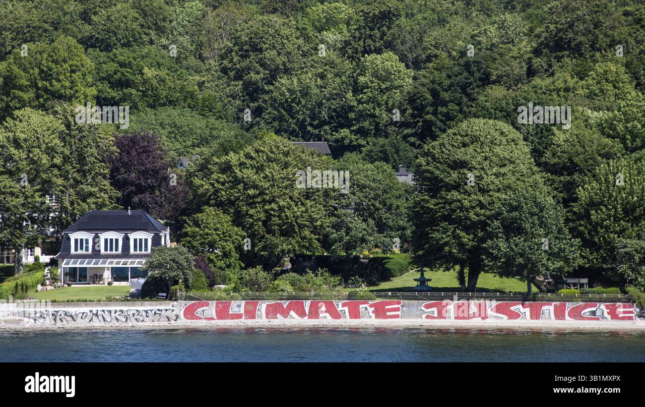 Graffiti avec message environnemental Justice climatique sur une digue, entourée d'arbres verts, Kiel, Schleswig Holstein, Allemagne, Europe Banque D'Images