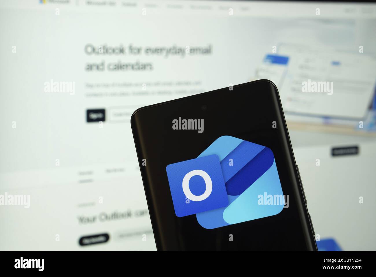 Dhaka, Bangladesh - 17 mars 2025 : le logo de microsoft Outlook est affiché sur l'écran d'un smartphone et le site Web microsoft Outlook est visible Banque D'Images