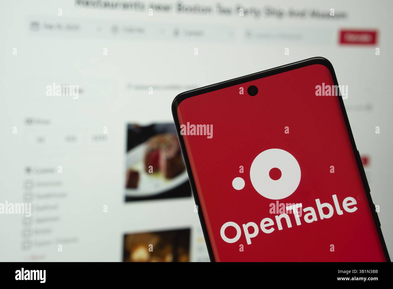 Dhaka, Bangladesh - 17 mars 2025 : le logo de la table ouverte est affiché sur l'écran d'un smartphone, et la table ouverte du site Web est visible sur un ordinateur Banque D'Images