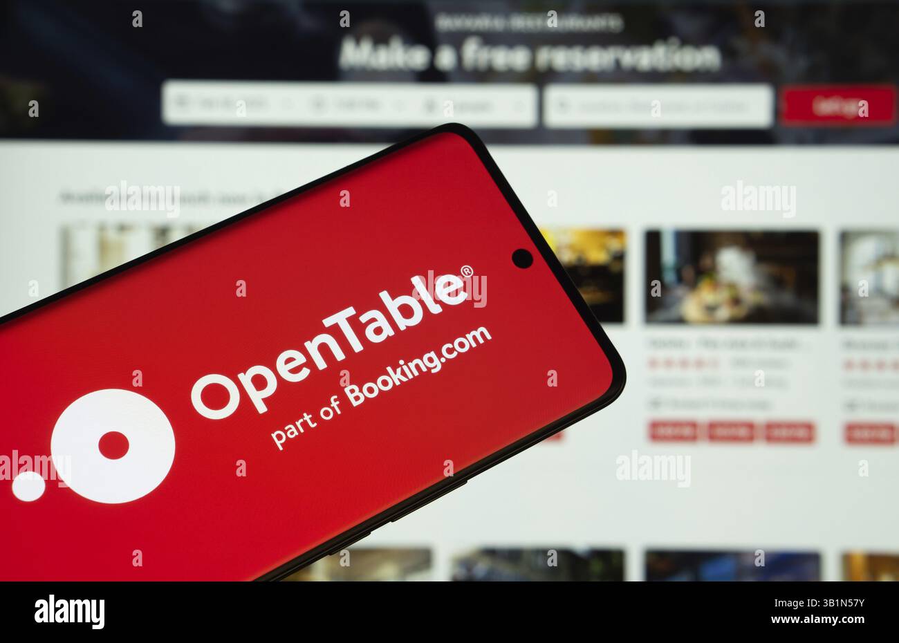 Dhaka, Bangladesh - 17 mars 2025 : le logo de la table ouverte est affiché sur l'écran d'un smartphone, et la table ouverte du site Web est visible sur un ordinateur Banque D'Images