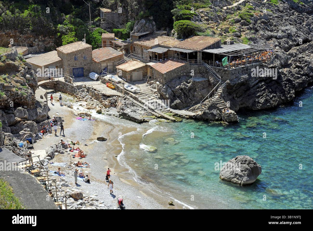 Plage et maisons dans la baie de Cala de Deia, Majorque, Majorque, Îles Baléares, Îles Baléares, mer Méditerranée, Espagne, Europe Banque D'Images