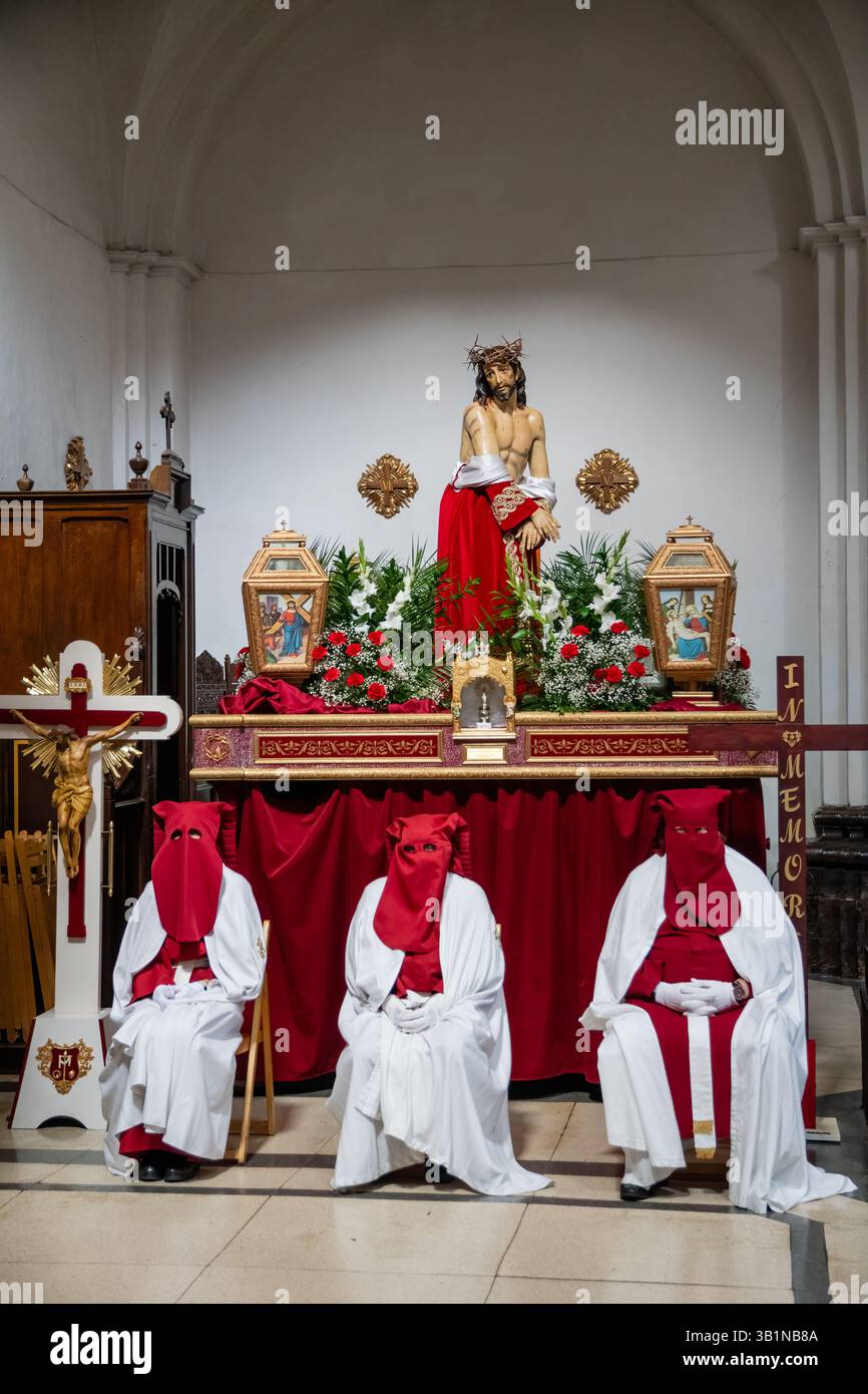 Cofradía del Despojado, membres d'une confrérie posant devant une procession de la semaine Sainte, église San Juan de los Panetes, Saragosse, Espagne Banque D'Images
