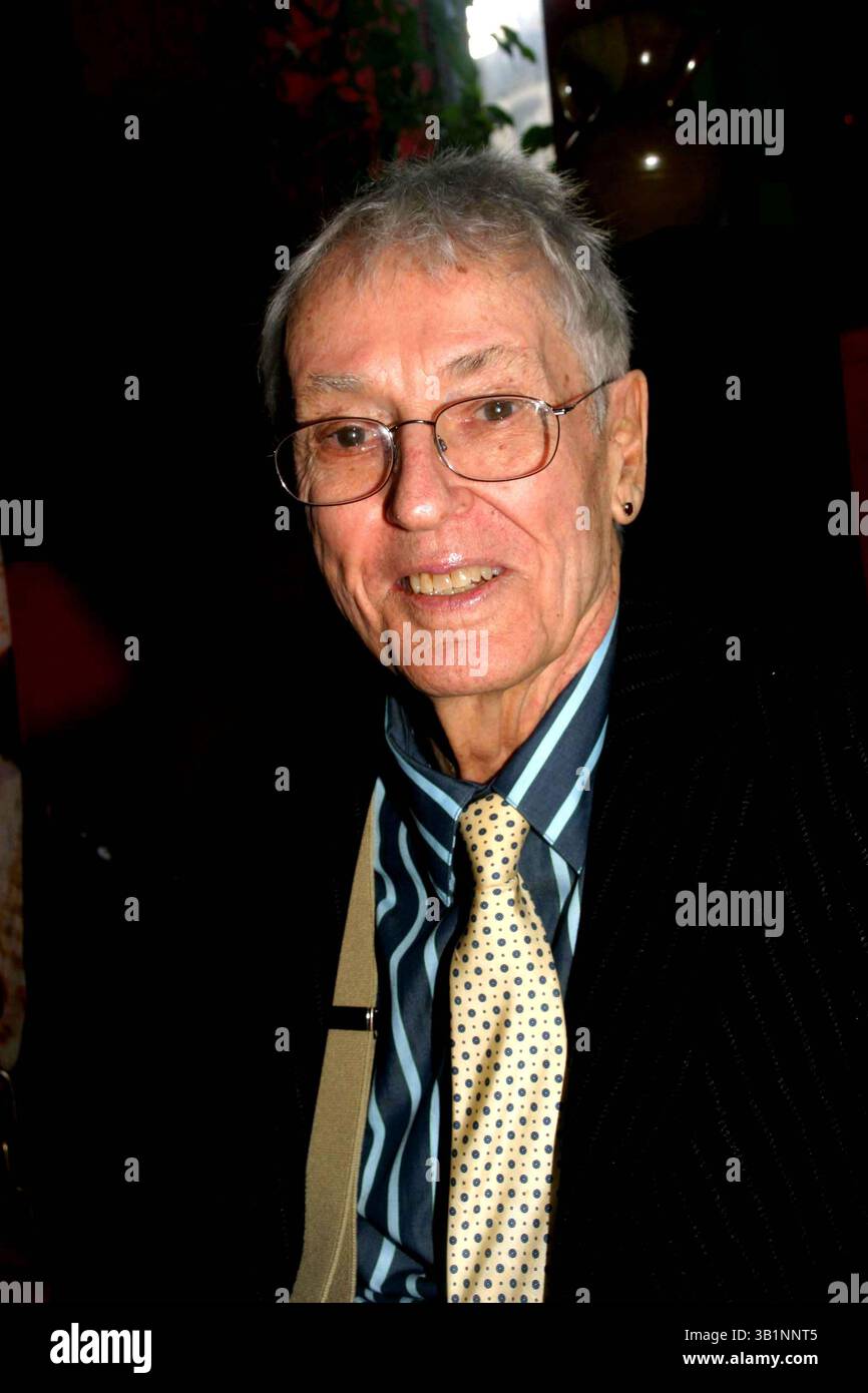 29 mars 2011 - New York, New York, États-Unis - PHOTO DE FICHIER - L'acteur américain FARLEY GRANGER, surtout connu pour ses rôles dans Alfred Hitchcock Thrillers Rope and Strangers on a train, est décédé à New York à l'âge de 85 ans. Il est mort dimanche de causes naturelles à son domicile de Manhattan, a déclaré le bureau du médecin légiste de New York. Né en 1925 à San Jose, en Californie, l'acteur a joué un tueur réticent dans Rope et un joueur de tennis impliqué dans un complot de meurtre dans Strangers on a train. Pourtant, à l'apogée de sa célébrité, il quitte Hollywood pour étudier le théâtre à New York. PHOTO : Mar. 12, 2007 - New York, New York, États-Unis - F Banque D'Images