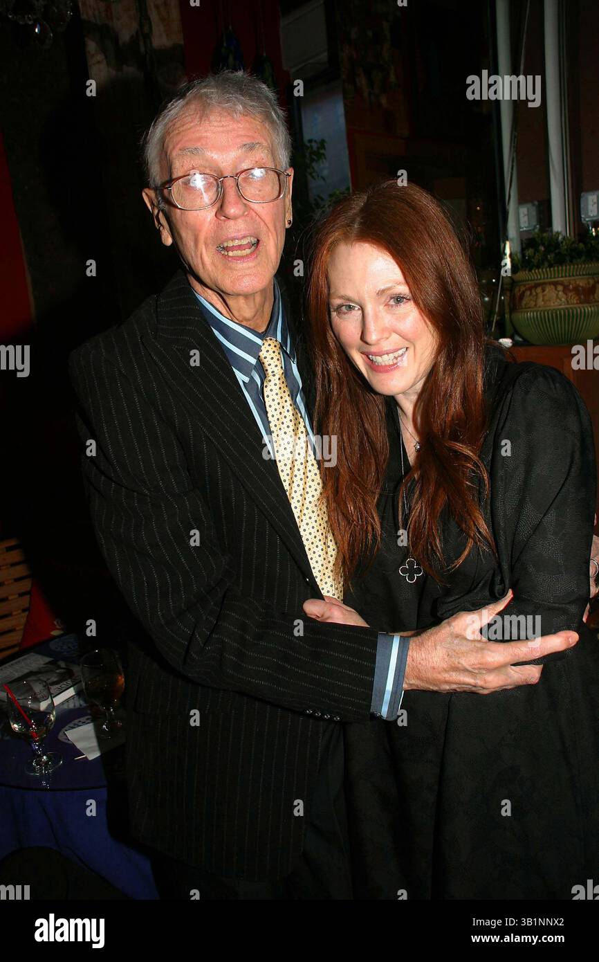 29 mars 2011 - New York, New York, États-Unis - PHOTO DE FICHIER - L'acteur américain FARLEY GRANGER, surtout connu pour ses rôles dans Alfred Hitchcock Thrillers Rope and Strangers on a train, est décédé à New York à l'âge de 85 ans. Il est mort dimanche de causes naturelles à son domicile de Manhattan, a déclaré le bureau du médecin légiste de New York. Né en 1925 à San Jose, en Californie, l'acteur a joué un tueur réticent dans Rope et un joueur de tennis impliqué dans un complot de meurtre dans Strangers on a train. Pourtant, à l'apogée de sa célébrité, il quitte Hollywood pour étudier le théâtre à New York. PHOTO : Mar. 12, 2007 - New York, New York, États-Unis - F Banque D'Images