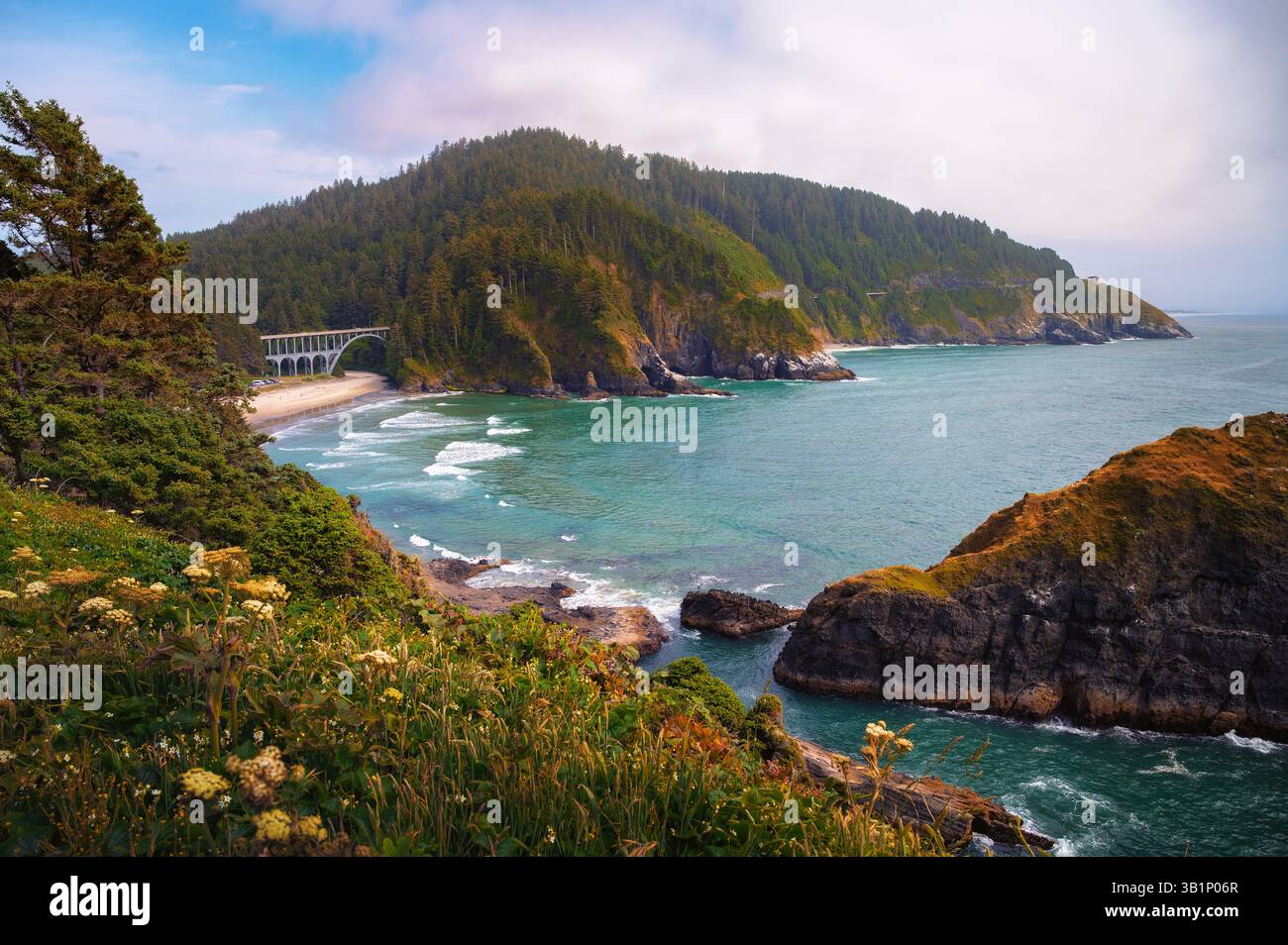 Vue côtière du pont de l'Oregon Coast Highway près du phare de Heceta Head Banque D'Images
