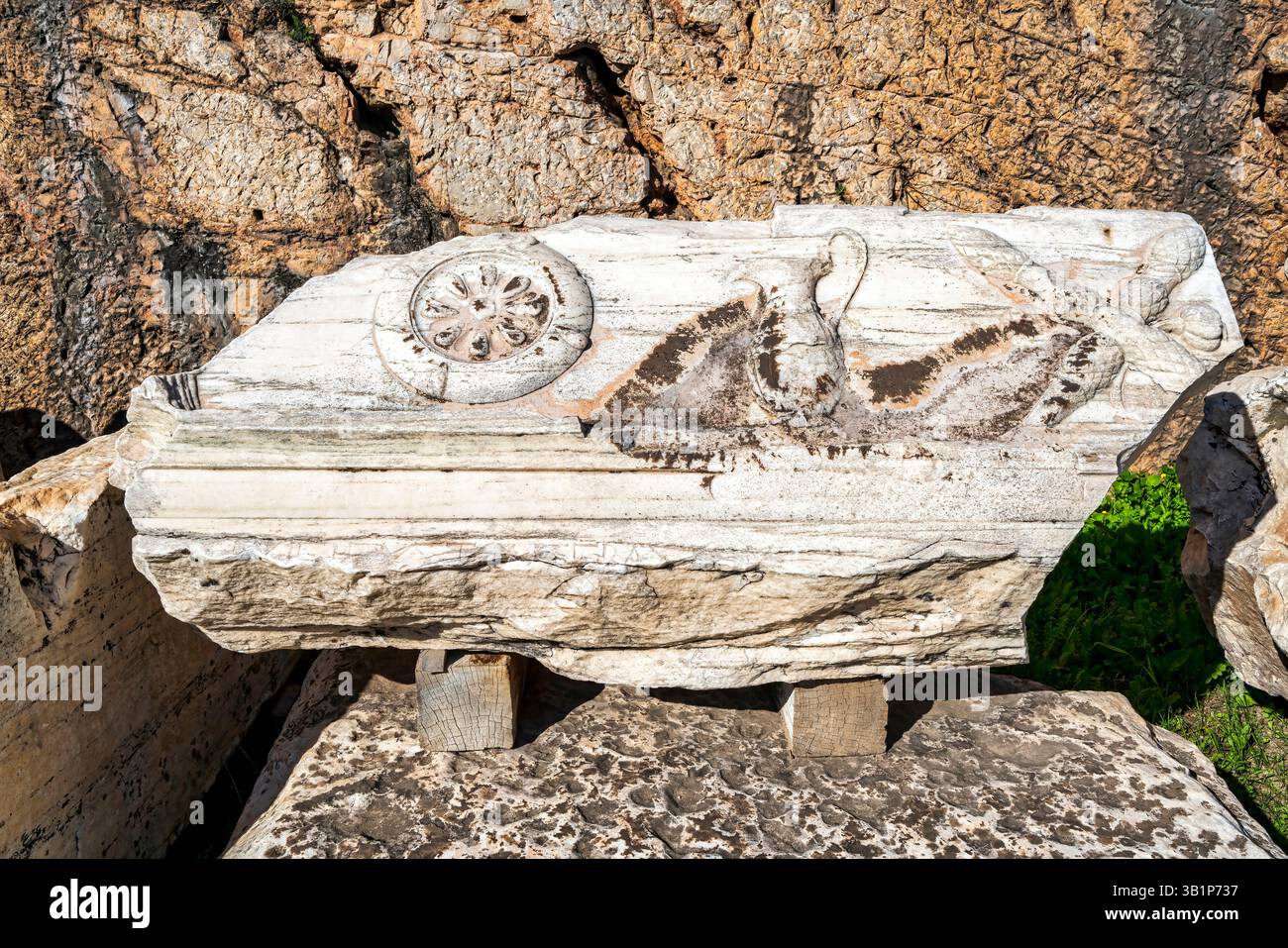 Fragment de marbre sculpté d'Eleusis montrant une rosette et un cruchon rituel, peut-être utilisé dans les rites sacrés des mystères éleusiniens. Banque D'Images
