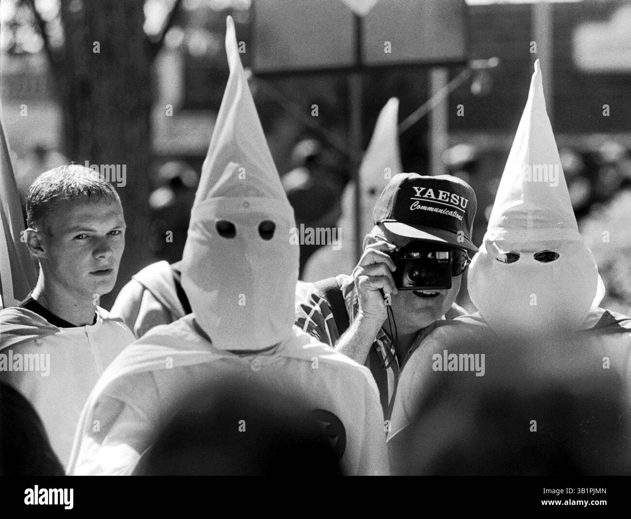 10 oct. 1998 - Jasper, TX, USA - Un Klansman photographie des manifestants au palais de justice du comté de Jasper à Jasper, Texas, le samedi 10 octobre 1998, lors d'un rassemblement suite à la mort traînante de l'afro-américain James Byrd par trois hommes blancs dans une camionnette. Crédit obligatoire : photo de James Edward Bates/Baptist Press/ZUMA Press. (©) Copyright 1998 par James Edward Bates/Baptist Press Banque D'Images