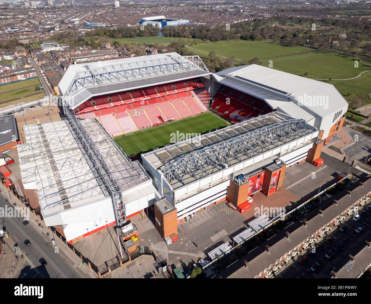 LIVERPOOL, MERSEYSIDE, ANGLETERRE - 06 AVRIL 2025 : vue aérienne d'Anfield, stade Liverpool FC avec Goodison Park en arrière-plan, Merseyside, Angleterre Banque D'Images