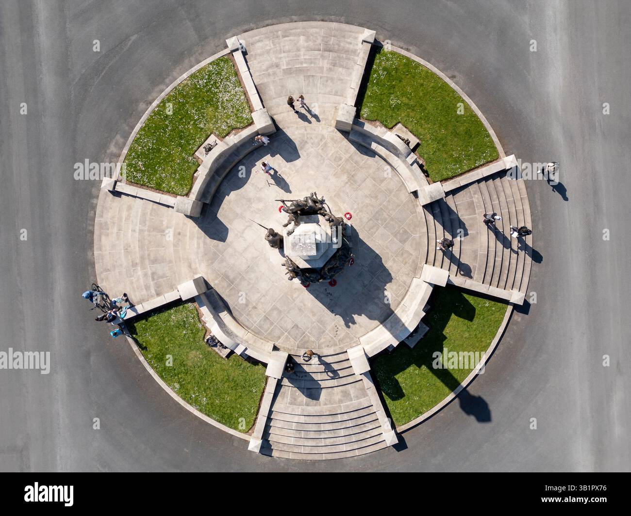 WIRRAL, MERSEYSIDE, ANGLETERRE - 09 AVRIL 2025 : les gens visitent le mémorial de guerre de la première Guerre mondiale à Port Sunlight, Wirral, Angleterre Banque D'Images