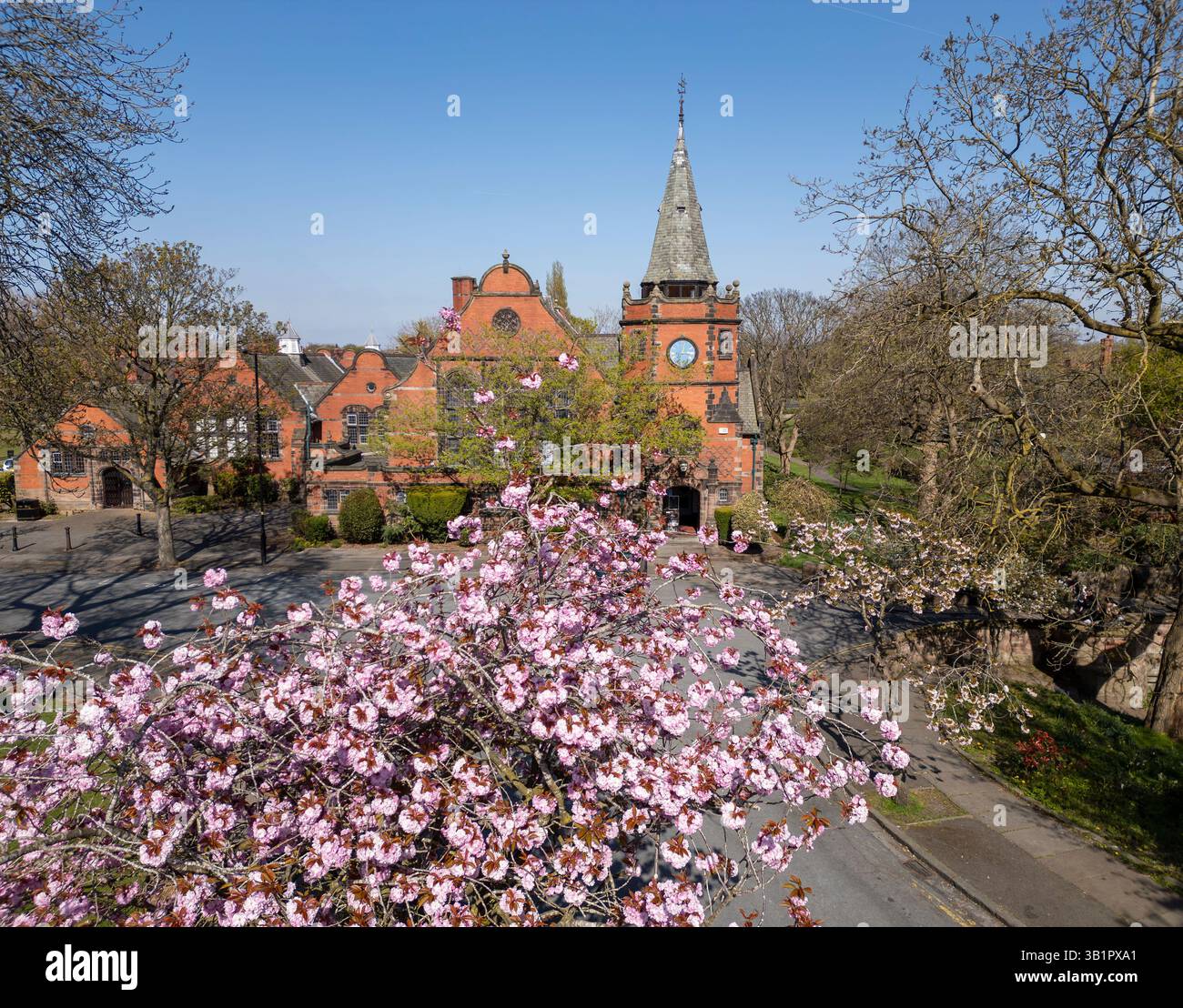 WIRRAL, MERSEYSIDE, ANGLETERRE - 09 AVRIL 2025 : le Lyceum avec la fleur de cerisier au printemps, Port Sunlight, Wirral, Angleterre Banque D'Images