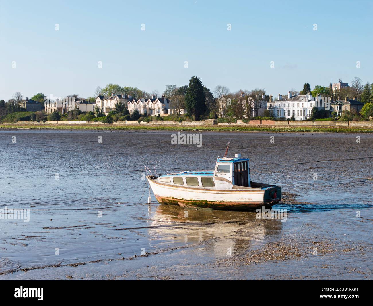 BIRKENHEAD, MERSEYSIDE, ANGLETERRE - 05 AVRIL 2025 : bateau de plaisance amarré sur la plage de Rock Ferry, Wirral, Angleterre Banque D'Images