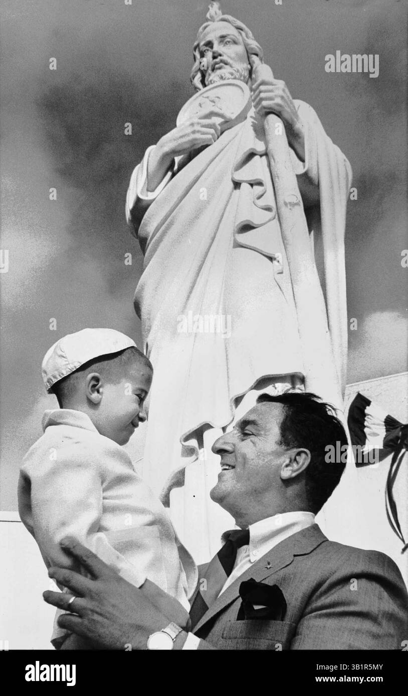 Dec. 29, 1925 - Memphis, TN, États-Unis - Un jubilant Danny Thomas hissait Bruce Frager vers la statue de l'établissement Jude Thaddeus devant le Jude Research Hospital à Jackson et Lauderdale lors de l'ouverture officielle de l'hôpital le 4 février 1962. ''C'est le plus grand jour de ma vie'', a observé l'interprète de télévision. ''si je devais mourir cette minute, je saurais pourquoi je suis né.'' Quelque 9 000 personnes se sont présentées pour l'ouverture. ( Par Fred Griffith / les dossiers d'appel commercial) NOTE : ID on Kid est venu à nous suite à la publication du 6/21/2000 de cette photo. La mère de Bruce Frager a appelé pour dire que c'était le cas Banque D'Images Dec. 29, 1925 - Memphis, TN, États-Unis - Un jubilant Danny Thomas hissait Bruce Frager vers la statue de l'établissement Jude Thaddeus devant le Jude Research Hospital à Jackson et Lauderdale lors de l'ouverture officielle de l'hôpital le 4 février 1962. ''C'est le plus grand jour de ma vie'', a observé l'interprète de télévision. ''si je devais mourir cette minute, je saurais pourquoi je suis né.'' Quelque 9 000 personnes se sont présentées pour l'ouverture. ( Par Fred Griffith / les dossiers d'appel commercial) NOTE : ID on Kid est venu à nous suite à la publication du 6/21/2000 de cette photo. La mère de Bruce Frager a appelé pour dire que c'était le cas Banque D'Images