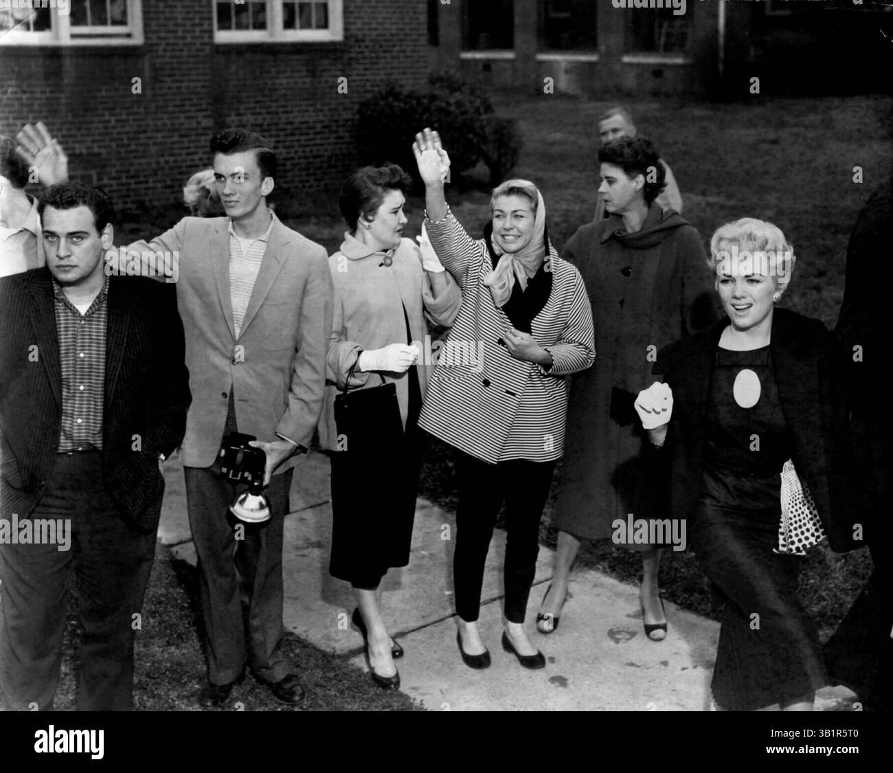 24 mars 1958 - Memphis, TN, États-Unis - alors que le bus transportant Elvis Presley et 20 autres intronisés de Memphis se retirait du centre d'intronisation de l'armée de Memphis le 24 mars 1958, amis et famille ont été laissés dans son sillage. Parmi eux se trouvaient Miss Judy Spreckels (en brandissant) et Miss Anita Wood (à droite). MRS Vester Presley, une tante, peut être vu à droite de Spreckels. (L'appel commercial) NOTE : les marques au verso de l'impression indiquent que cette photographie a été déposée en preuve dans une instance intentée le 5 février 1974 par la Cour de district des États-Unis dans le district sud du Mississippi concernant Anita Wood-Brewer. (Image de crédit : © The Banque D'Images 24 mars 1958 - Memphis, TN, États-Unis - alors que le bus transportant Elvis Presley et 20 autres intronisés de Memphis se retirait du centre d'intronisation de l'armée de Memphis le 24 mars 1958, amis et famille ont été laissés dans son sillage. Parmi eux se trouvaient Miss Judy Spreckels (en brandissant) et Miss Anita Wood (à droite). MRS Vester Presley, une tante, peut être vu à droite de Spreckels. (L'appel commercial) NOTE : les marques au verso de l'impression indiquent que cette photographie a été déposée en preuve dans une instance intentée le 5 février 1974 par la Cour de district des États-Unis dans le district sud du Mississippi concernant Anita Wood-Brewer. (Image de crédit : © The Banque D'Images
