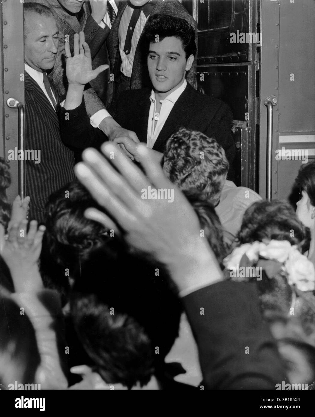 18 avril 1960 - Memphis, TN, États-Unis - Elvis Presley fait ses adieux à environ 200 fans de Memphis lundi soir 18 avril 1960 juste avant de partir pour la capitale du cinéma de la nation pour jouer dans un film, ''G.I. Blues''. Neuf amis l'ont accompagné dans une voiture privée Missouri Pacific qui a coûté au chanteur 424,41. Il devait arriver à Hollywood mercredi. (Crédit image : © The commercial Appeal/ZUMApress.com) Banque D'Images