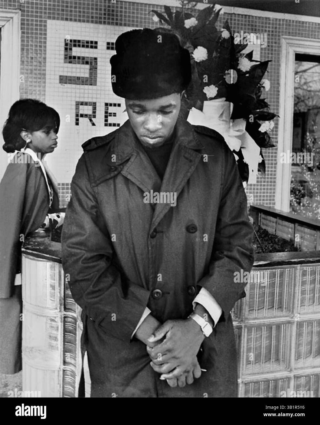 Dec. 15, 1967 - Memphis, TN, États-Unis - BEN CAULEY, 20 ans, de 741 Neptune, a été photographié à l'extérieur des STAX Recording Studios le 14 décembre 1967. Le 10 décembre, cinq membres des Bar-Kays sont morts, ainsi que la star d'enregistrement OTIS REDDING, lorsque leur avion bimoteur s'est écrasé dans un lac près de Madison, Wisconsin, alors qu'un instrument atterrit dans un ciel couvert et de la pluie. Cauley, qui jouait de la trompette avec les Bar-Kays, était le seul survivant de l'accident. (Crédit image : © The commercial Appeal/ZUMApress.com) Banque D'Images