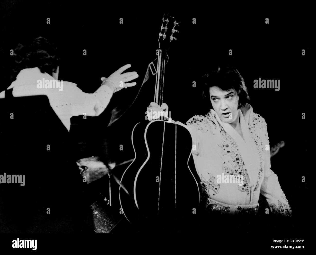 Mar. 20, 1974 - Memphis, TN, États-Unis - Elvis Presley fait des gestes, fait du giration, saisit des guitares et gratifie généralement le public alors qu'il terminait sa tournée de 15 villes avec une performance de sa ville natale enregistrée devant 12 300 fans au Mid South Coliseum mercredi 20 mars 1974. (Crédit image : © The commercial Appeal/ZUMApress.com) Banque D'Images Mar. 20, 1974 - Memphis, TN, États-Unis - Elvis Presley fait des gestes, fait du giration, saisit des guitares et gratifie généralement le public alors qu'il terminait sa tournée de 15 villes avec une performance de sa ville natale enregistrée devant 12 300 fans au Mid South Coliseum mercredi 20 mars 1974. (Crédit image : © The commercial Appeal/ZUMApress.com) Banque D'Images
