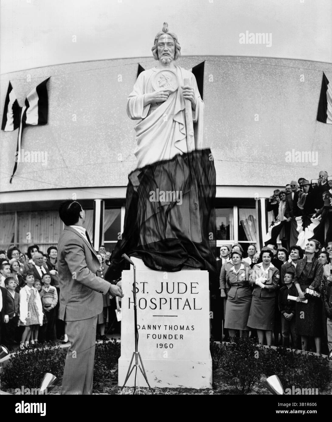 Fév 4, 1962 - Memphis, TN, États-Unis - Un jubilant Danny Thomas dévoile la statue de Jude Thaddeus devant les nouveaux Jude Research Hospital à Jackson et Lauderdale lors de l'ouverture officielle de l'hôpital le 4 février 1962. ''C'est le plus grand jour de ma vie'', a observé l'interprète de télévision. ''si je devais mourir cette minute, je saurais pourquoi je suis né.'' Quelque 9 000 personnes se sont présentées pour l'ouverture. (Crédit image : © The commercial Appeal/ZUMApress.com) Banque D'Images Fév 4, 1962 - Memphis, TN, États-Unis - Un jubilant Danny Thomas dévoile la statue de Jude Thaddeus devant les nouveaux Jude Research Hospital à Jackson et Lauderdale lors de l'ouverture officielle de l'hôpital le 4 février 1962. ''C'est le plus grand jour de ma vie'', a observé l'interprète de télévision. ''si je devais mourir cette minute, je saurais pourquoi je suis né.'' Quelque 9 000 personnes se sont présentées pour l'ouverture. (Crédit image : © The commercial Appeal/ZUMApress.com) Banque D'Images