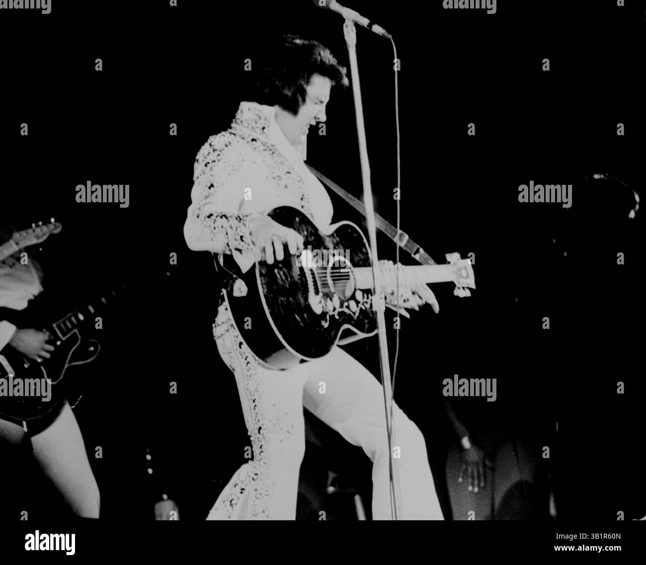 Mar. 20, 1974 - Memphis, TN, États-Unis - Elvis Presley fait des gestes, fait du giration, saisit des guitares et gratifie généralement le public alors qu'il terminait sa tournée de 15 villes avec une performance de sa ville natale enregistrée devant 12 300 fans au Mid South Coliseum mercredi 20 mars 1974. (Crédit image : © The commercial Appeal/ZUMApress.com) Banque D'Images Mar. 20, 1974 - Memphis, TN, États-Unis - Elvis Presley fait des gestes, fait du giration, saisit des guitares et gratifie généralement le public alors qu'il terminait sa tournée de 15 villes avec une performance de sa ville natale enregistrée devant 12 300 fans au Mid South Coliseum mercredi 20 mars 1974. (Crédit image : © The commercial Appeal/ZUMApress.com) Banque D'Images