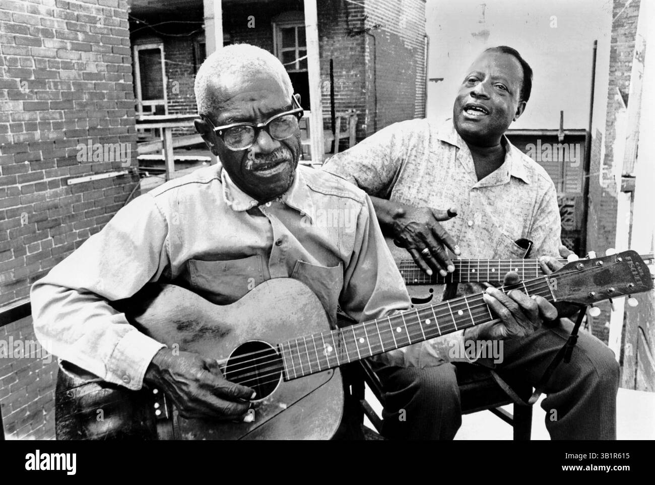 7 mai 1969 - Memphis, TN, États-Unis - Furry Lewis et Bukka (Booker T. Washington) White daté mai 1967. Né à Greenwood, Miss., Lewis déménage avec sa famille à Memphis en 1900. À 13 ans, il s'était enfui pour rejoindre un spectacle de médecine avec le légendaire chanteur de Memphis Jim Jackson. De retour à Memphis à l'âge de 15 ans, il joue brièvement avec l'un des groupes de Handy. Lewis a souvent dit aux intervieweurs que Handy était l'homme qui lui a donné sa première bonne guitare. Lewis, considéré par beaucoup comme le bluesman par excellence de Beale Street, a été ''redécouvert'' par le renouveau national blues-folk dans les années 1960 Banque D'Images