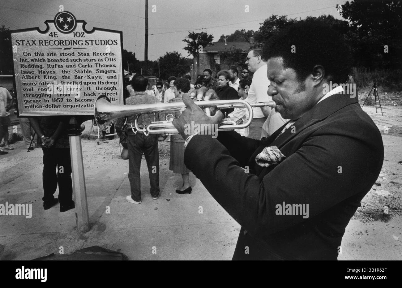 22 juin 1991 - Memphis, TN, États-Unis - Ben Cauley, qui était membre des Bar-Kays originaux et a survécu à l'accident d'avion fatal qui a coûté la vie au groupe et chanteur Otis Redding, a joué de la trompette sur le site des anciens studios d'enregistrement Stax au 926 McLemore lors du dévoilement du marqueur historique montré ici le 22 juin 1991. (Crédit image : © The commercial Appeal/ZUMApress.com) Banque D'Images