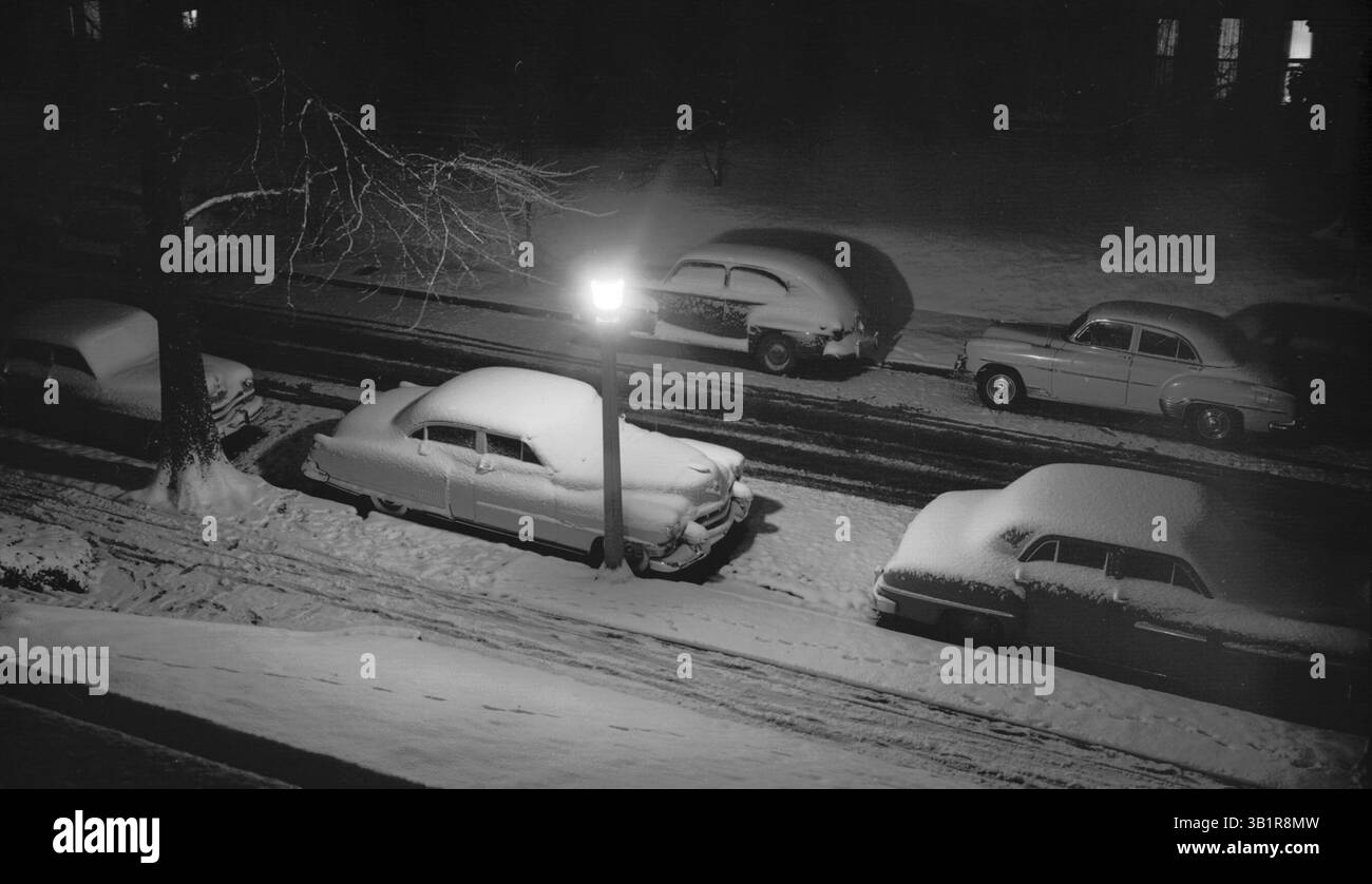 10 janvier 1954 - Memphis, TN, É.-U. - les lignes pointues des modèles récents d'automobiles ont été ramollies dans des formes plus anciennes par les chutes de neige le dimanche 10 janvier 1954. (Crédit image : © The commercial Appeal/ZUMApress.com) Banque D'Images