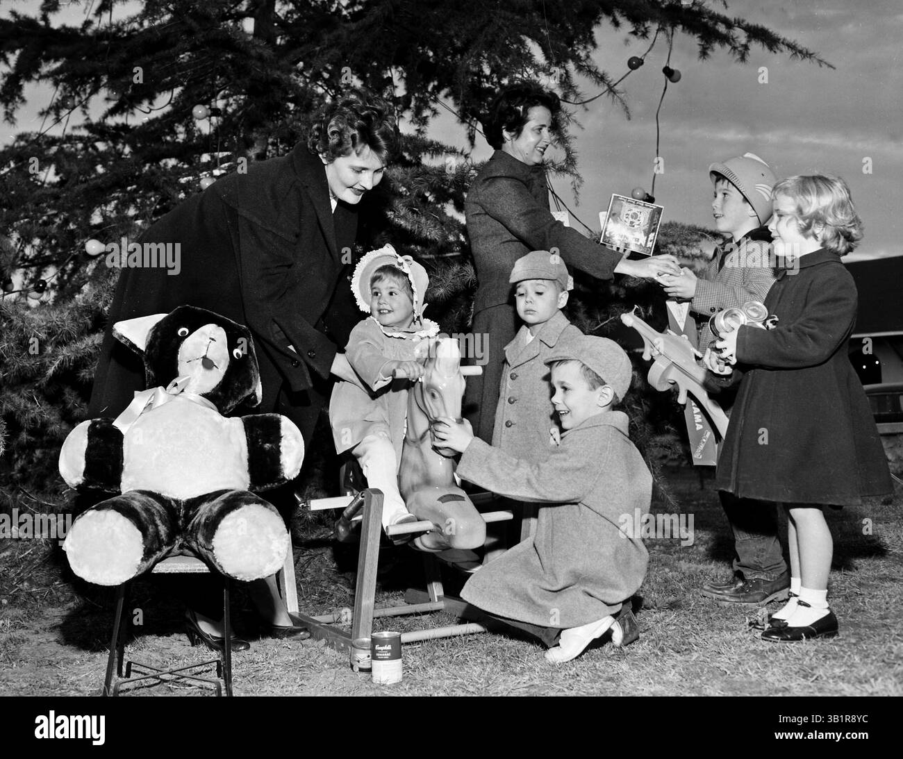 18 décembre 1954 - Memphis, TN, États-Unis - plusieurs enfants ont visité le parc Thomas A. Edison à Madison et Lauderdale le 18 décembre 1954, dont VIRGINIA CAMPBELL, SNOWDEN TODD, HARDY TODD III, FRANK CRUMP III et Roder CRUMP. Ils étaient là pour voir l'arbre de Noël des enfants, qui devait être consacré le lendemain. Les enfants étaient accompagnés de MRS GEORGE CAMPBELL (à gauche) et FRANK CRUMP Jr., président de la Junior League of Memphis Garden Club, sponsor de l'arbre. (Crédit image : © The commercial Appeal/ZUMApress.com) Banque D'Images