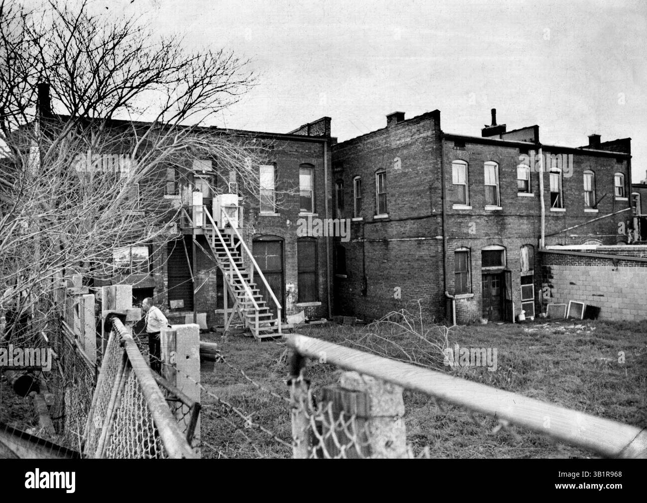 4 avril 1968 - Memphis, TN, États-Unis - James Earl Ray est soupçonné d'avoir tiré le coup de feu qui a tué le Dr Martin Luther King Jr. depuis une fenêtre de salle de bain (quatrième fenêtre à partir de la droite) à l'arrière d'une maison de chambres South main à Memphis le 4 avril 1968. Dr King a été abattu à 18 h 01 alors qu'il se tenait sur le balcon à l'extérieur de sa chambre au Lorraine Motel, à une distance d'environ 207 pieds. Le fusil a été trouvé dans la porte avant de la Canipe Amusement Company, 424 South main, qui était dans le bâtiment à gauche. La maison de chambres du deuxième étage, située aux 418 1/2 et 422 1/2, comprenait 16 unités reliées par une passerelle Banque D'Images