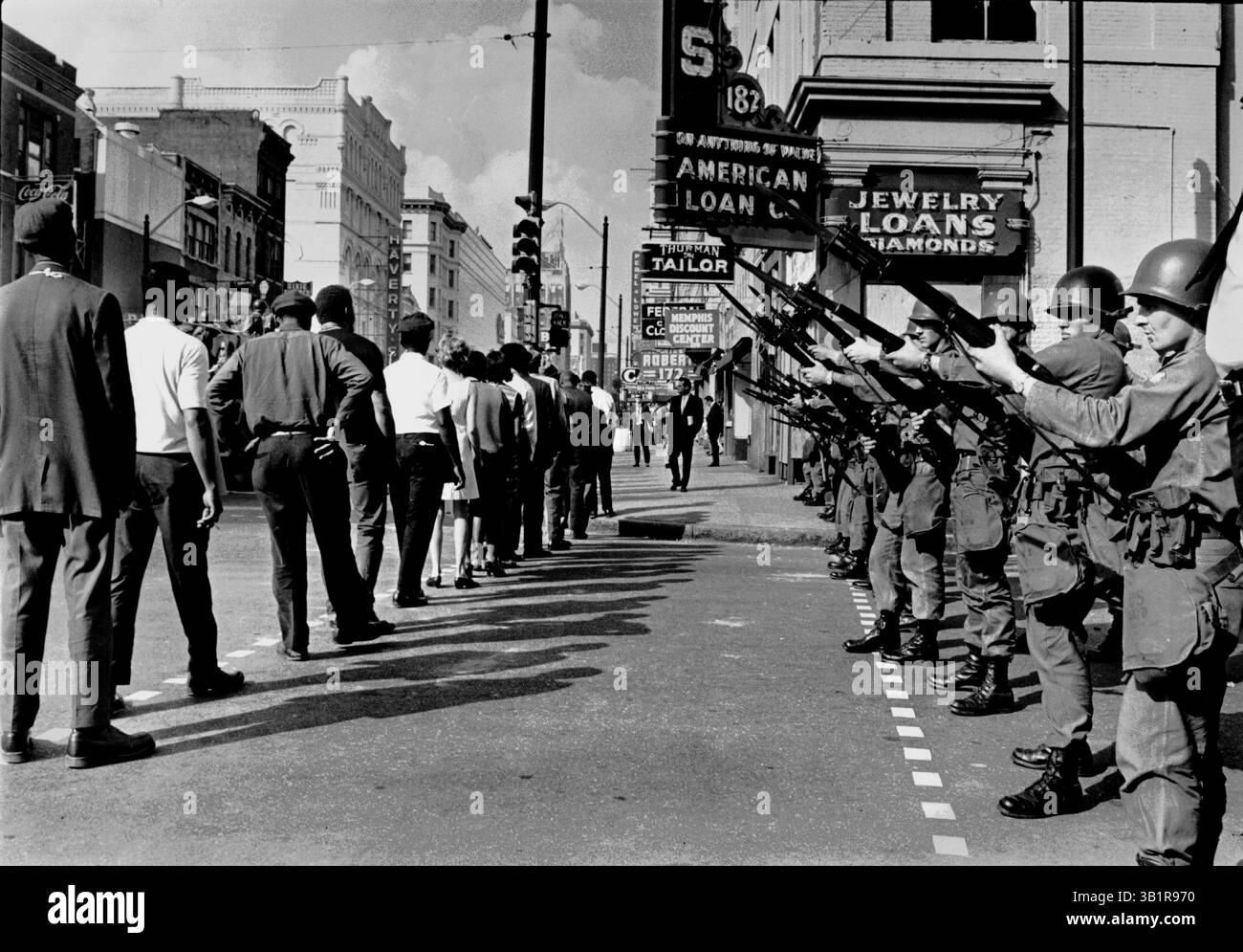 29 mars 1968 - Memphis, TN, États-Unis - RENVOI POUR AJOUT DE LÉGENDE SEULEMENT - les marches quotidiennes de grève sanitaire à Memphis, Tenn. ont repris le 29 mars 1968 - un jour après les émeutes, main et Beale jonchés de briques et de verre brisé et tapissés de sang. La ville ne prenait aucun risque sur une répétition de la violence : les gardes nationaux bloqués sur Beale Street. La marche de mars 28 a été dirigée par le Dr Martin Luther King Jr. en soutien aux travailleurs sanitaires en grève. Il a été assassiné à Memphis le 4 avril 1968. (Crédit image : © The commercial Appeal/ZUMApress.com) Banque D'Images