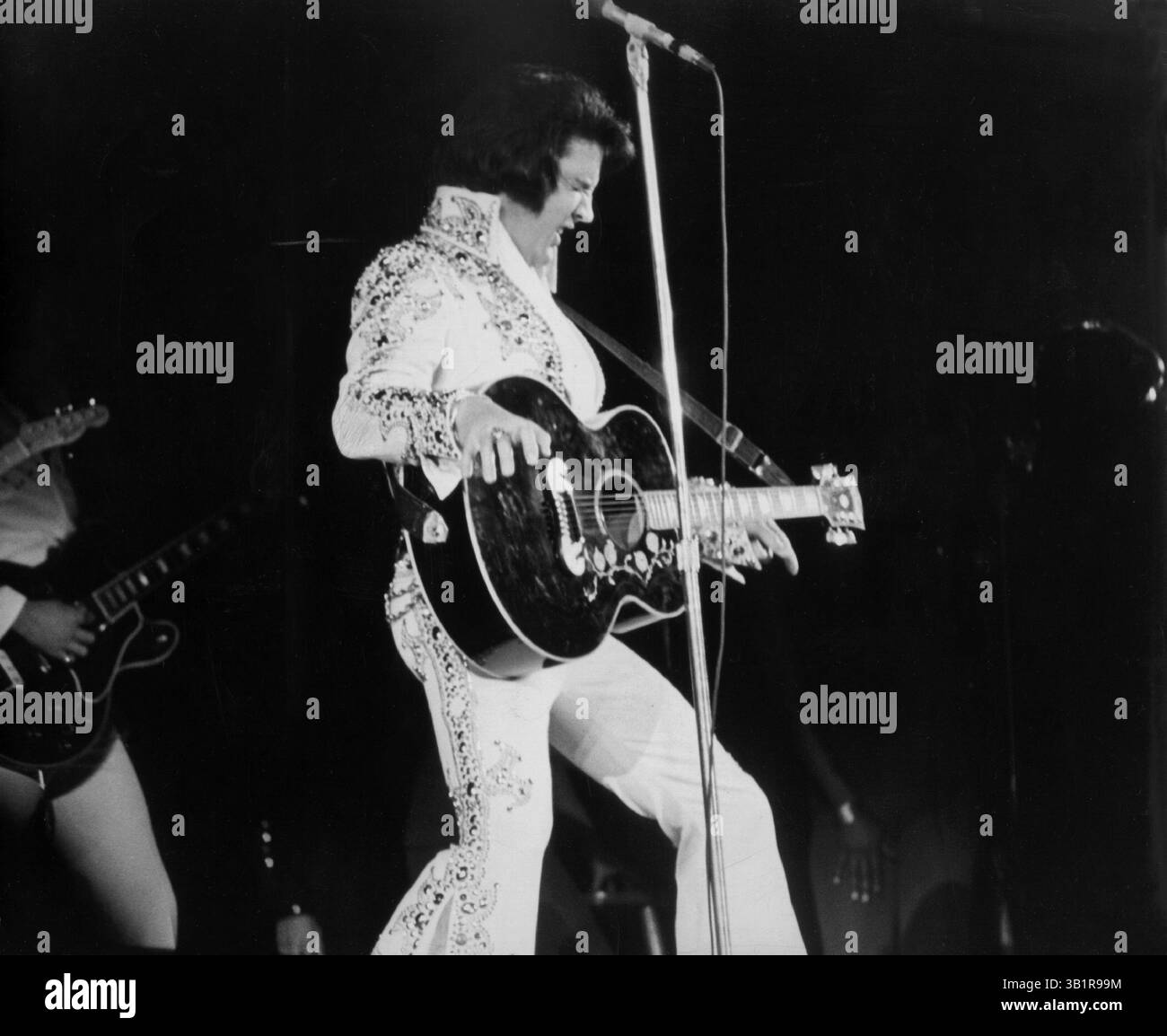 20 mars 1974 - Memphis, TN, États-Unis - Elvis Presley lors d'un concert le 20 mars 1974 au Mid-South Coliseum de Memphis. Elvis termine une tournée de 15 villes avec trois représentations dans sa ville natale les 16, 17 et mercredi soir, le 20, devant une foule de 12 300 spectateurs. (Crédit image : © The commercial Appeal/ZUMApress.com) Banque D'Images 20 mars 1974 - Memphis, TN, États-Unis - Elvis Presley lors d'un concert le 20 mars 1974 au Mid-South Coliseum de Memphis. Elvis termine une tournée de 15 villes avec trois représentations dans sa ville natale les 16, 17 et mercredi soir, le 20, devant une foule de 12 300 spectateurs. (Crédit image : © The commercial Appeal/ZUMApress.com) Banque D'Images