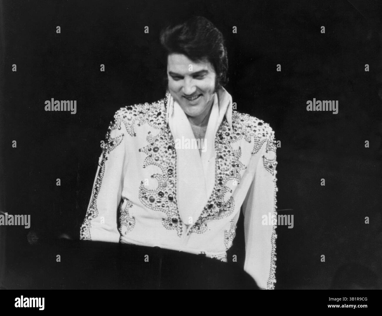 20 mars 1974 - Memphis, TN, États-Unis - Elvis Presley lors d'un concert le 20 mars 1974 au Mid-South Coliseum de Memphis. Elvis termine une tournée de 15 villes avec trois représentations dans sa ville natale les 16, 17 et mercredi soir, le 20, devant une foule de 12 300 spectateurs. (Crédit image : © The commercial Appeal/ZUMApress.com) Banque D'Images 20 mars 1974 - Memphis, TN, États-Unis - Elvis Presley lors d'un concert le 20 mars 1974 au Mid-South Coliseum de Memphis. Elvis termine une tournée de 15 villes avec trois représentations dans sa ville natale les 16, 17 et mercredi soir, le 20, devant une foule de 12 300 spectateurs. (Crédit image : © The commercial Appeal/ZUMApress.com) Banque D'Images