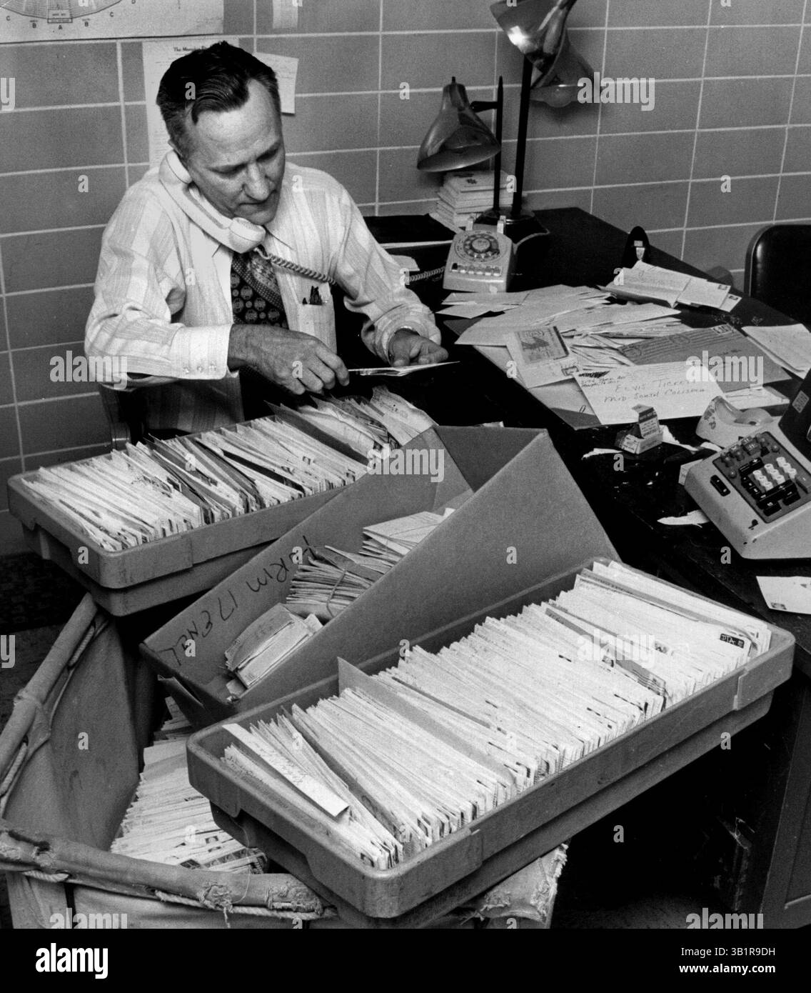 14 janvier 1974 - Memphis, TN, É.-U. - ANNALYNNE MCCORD, gestionnaire de bureau, Harry Brewer, avec des demandes de billets pour un concert d'Elvis Presley dans une photographie datée du 14 janvier 1974. (Crédit image : © The commercial Appeal/ZUMApress.com) Banque D'Images 14 janvier 1974 - Memphis, TN, É.-U. - ANNALYNNE MCCORD, gestionnaire de bureau, Harry Brewer, avec des demandes de billets pour un concert d'Elvis Presley dans une photographie datée du 14 janvier 1974. (Crédit image : © The commercial Appeal/ZUMApress.com) Banque D'Images