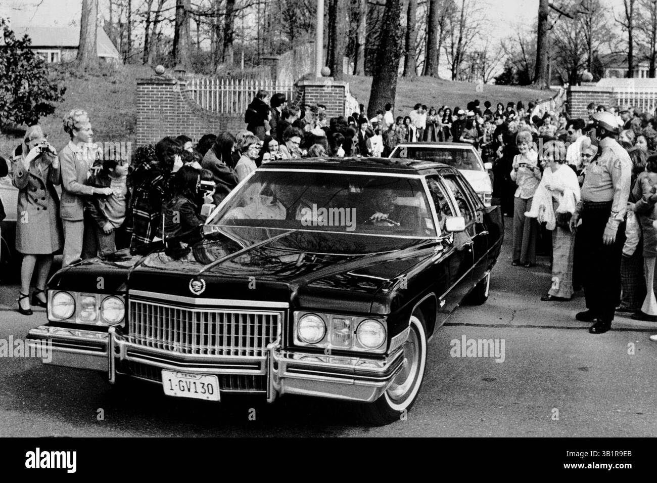 16 mars 1974 - Memphis, TN, États-Unis - Elvis n'était pas dans la limousine, mais cela n'a pas empêché les fans à l'extérieur de Graceland de prendre des photos le 16 mars 1974. Elvis a joué deux concerts à guichets fermés pour un total combiné de près de 25 000 fans au coliseum ce jour-là, ses premières représentations à Memphis depuis le 25 février 1961. Elvis a également donné deux concerts le dimanche 17 mars et un concert supplémentaire le mercredi soir, le 20 mars. (Crédit image : © The commercial Appeal/ZUMApress.com) Banque D'Images 16 mars 1974 - Memphis, TN, États-Unis - Elvis n'était pas dans la limousine, mais cela n'a pas empêché les fans à l'extérieur de Graceland de prendre des photos le 16 mars 1974. Elvis a joué deux concerts à guichets fermés pour un total combiné de près de 25 000 fans au coliseum ce jour-là, ses premières représentations à Memphis depuis le 25 février 1961. Elvis a également donné deux concerts le dimanche 17 mars et un concert supplémentaire le mercredi soir, le 20 mars. (Crédit image : © The commercial Appeal/ZUMApress.com) Banque D'Images