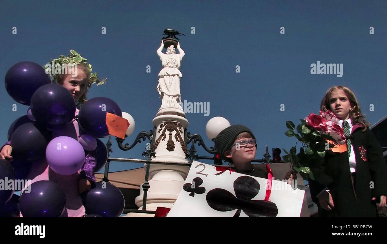 28 oct. 2007 - Enterprise, Al, États-Unis - 28 oct. 2007 lance Murphey/The commercial Appeal - le monument Boll Wevil à Enterprise, Alabama, se dessine sur les gagnants du concours de costumes Kylie Pandolfi, de gauche à droite, Michael Joreski et Kaitlin Price, qui participaient au Boll Wevil Fall Festival de townâ€™s. Le monument a été érigé pour remercier le charançon du boulet d'avoir forcé un changement prospère dans l'économie de townâ€™s. (Crédit image : © The commercial Appeal/ZUMApress.com) Banque D'Images