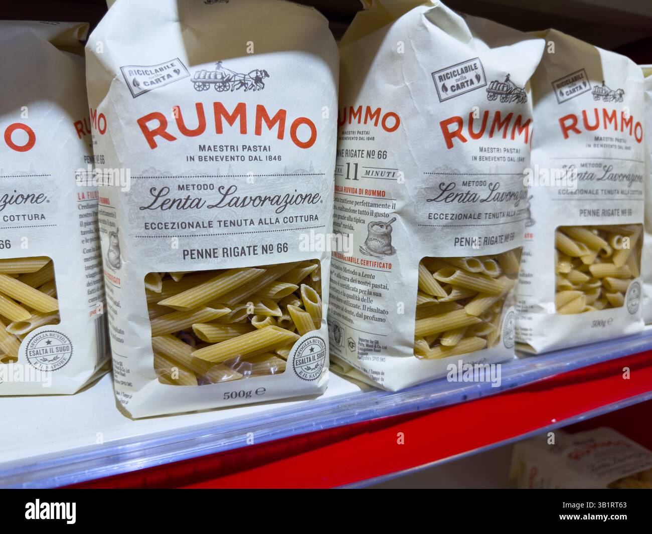 Découvrez des variétés de pâtes artisanales dans une épicerie italienne pittoresque nichée le long d'une rue pavée Banque D'Images