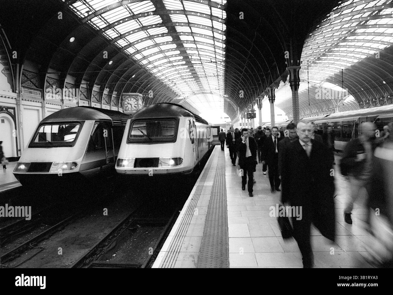 11 octobre 2009 - Londres, Angleterre, Royaume-Uni - les navetteurs débarquent du train à la gare de Paddington à Londres. (Crédit image : © Sergei Bachlakov/ZUMApress.com) Banque D'Images