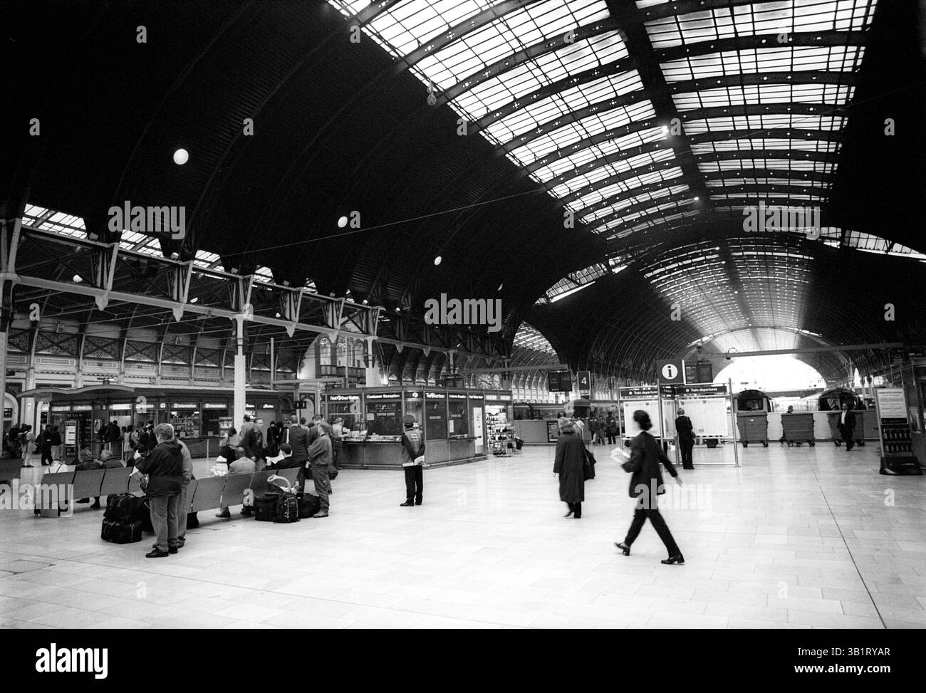 11 octobre 2009 - Londres, Angleterre, Royaume-Uni - les navetteurs débarquent du train à la gare de Paddington à Londres. (Crédit image : © Sergei Bachlakov/ZUMApress.com) Banque D'Images