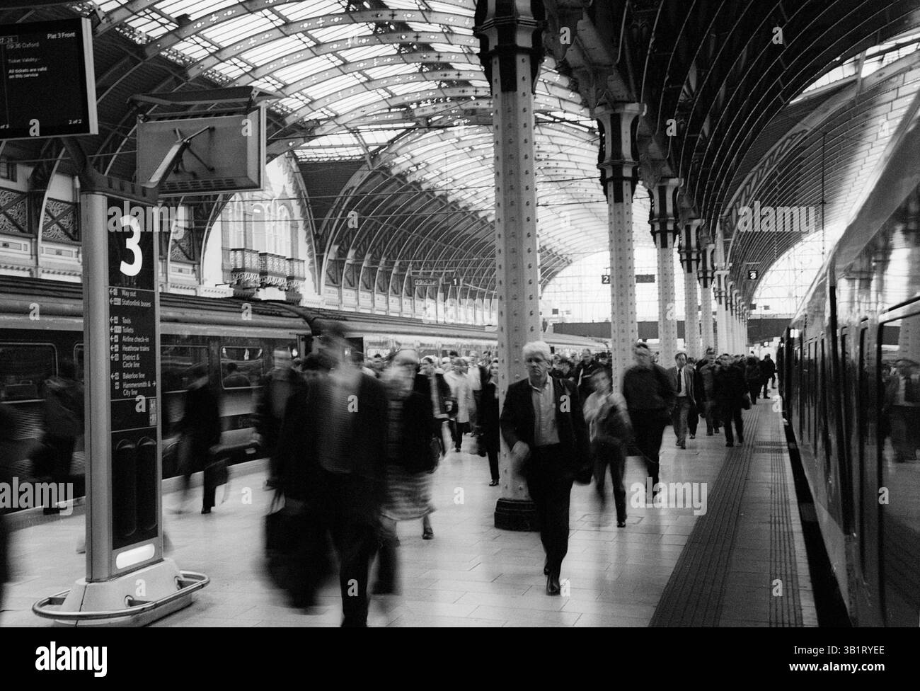 11 octobre 2009 - Londres, Angleterre, Royaume-Uni - les navetteurs débarquent du train à la gare de Paddington à Londres. (Crédit image : © Sergei Bachlakov/ZUMApress.com) Banque D'Images