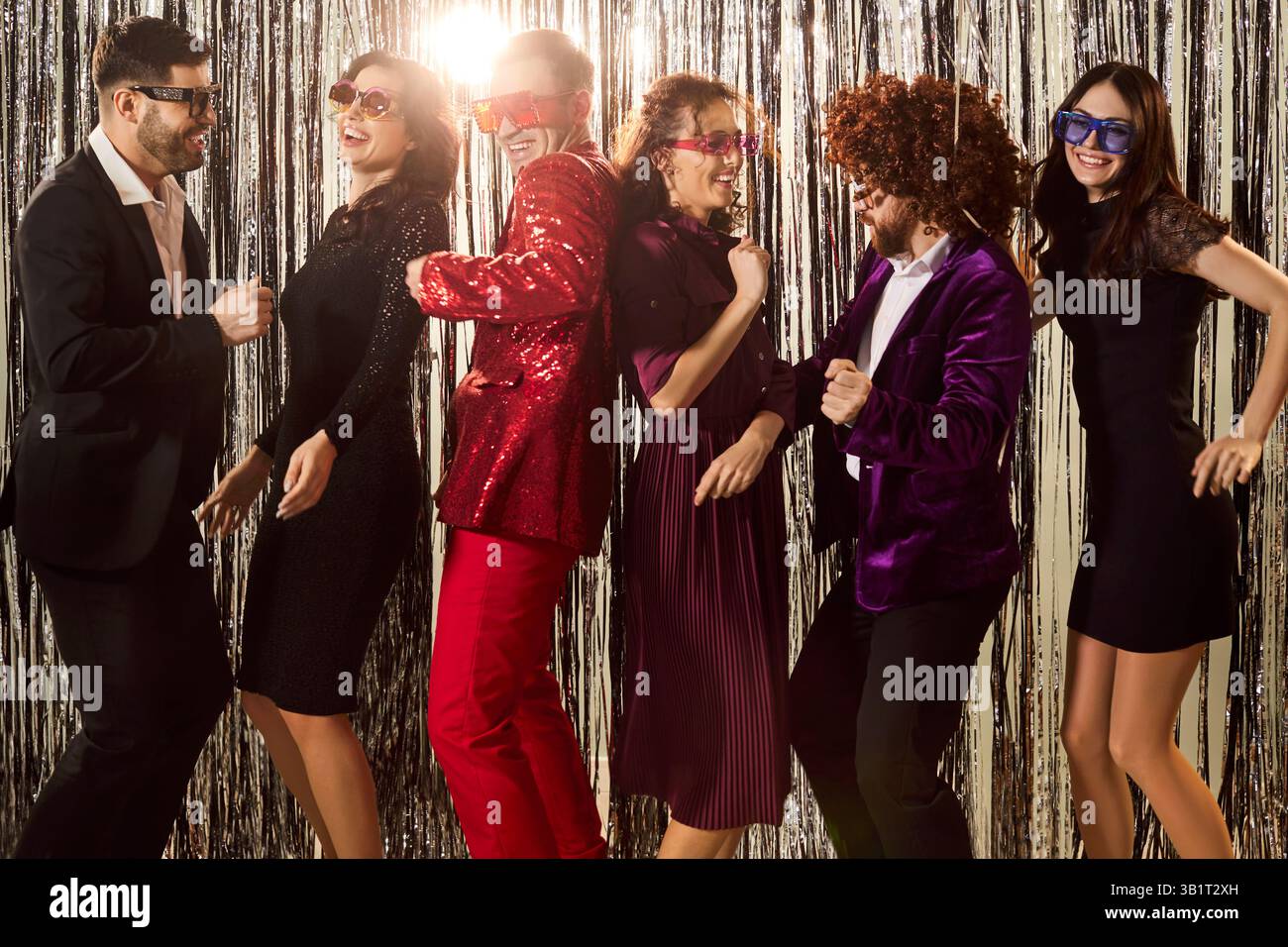 Amis dans la discothèque de boîte de nuit, collègues de vacances dansant amusant, les gens portant des costumes Banque D'Images