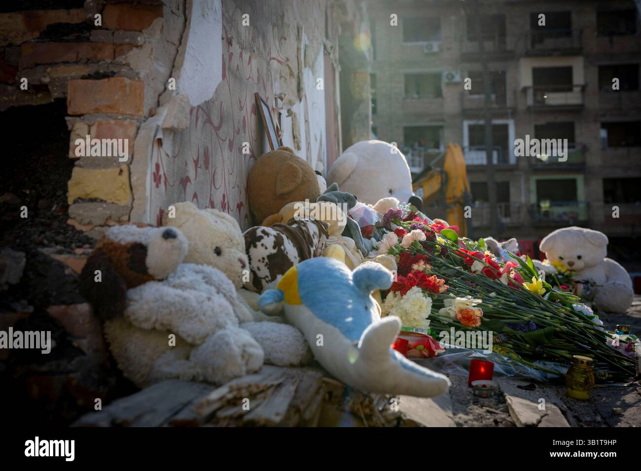 Kiev, Ukraine. 25 avril 2025. Des fleurs et des jouets en peluche marquent l'emplacement du bâtiment résidentiel détruit à la suite de l'attaque massive russe, le 25 avril 2025 à Kiev, en Ukraine. L'attaque au missile balistique du 24 avril a frappé une zone résidentielle tuant 12 personnes et en blessant 90. Crédit : Présidence ukrainienne/Bureau de presse présidentiel ukrainien/Alamy Live News Banque D'Images