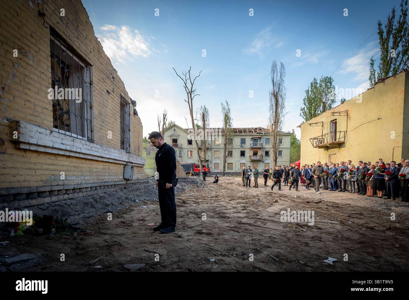 Kiev, Ukraine. 25 avril 2025. Le président ukrainien Volodymyr Zelenskyy fait une pause pour un moment de silence après avoir déposé des fleurs dans le bâtiment résidentiel détruit à la suite de l'attaque russe massive du 25 avril 2025 à Kiev, en Ukraine. L'attaque au missile balistique du 24 avril a frappé une zone résidentielle tuant 12 personnes et en blessant 90. Crédit : Présidence ukrainienne/Bureau de presse présidentiel ukrainien/Alamy Live News Banque D'Images