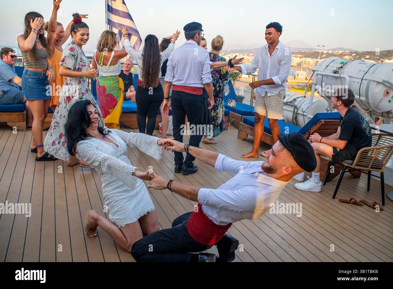 Des danseurs grecs traditionnels se produisent à l'intérieur de la croisière Harmony V Classical Greece en Méditerranée. La danse grecque est une vieille tradition, étant de référence Banque D'Images