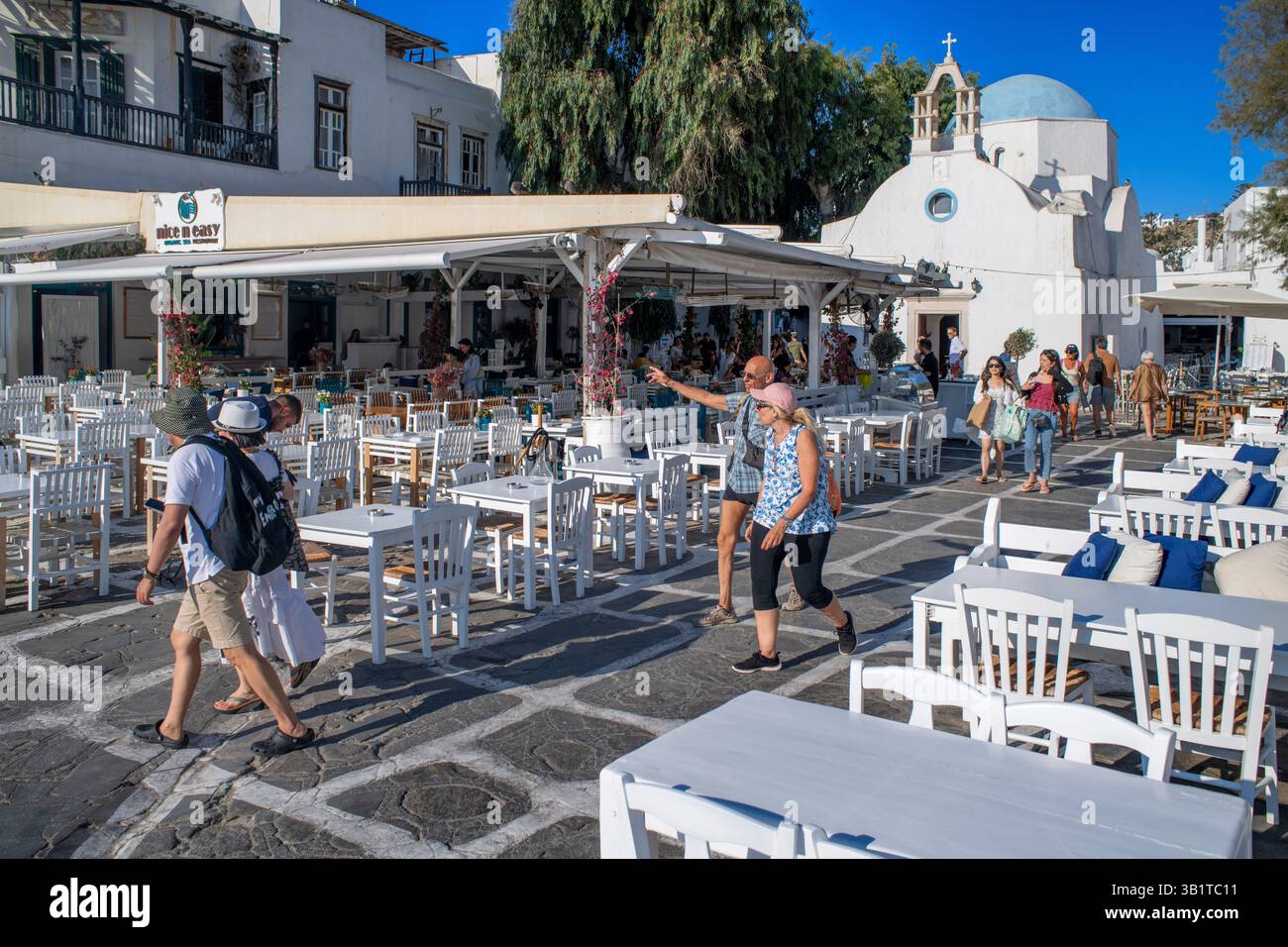 Église, bars et restaurants dans le front de mer à la petite Venise, Mykonos au coucher du soleil, Mykonos, Grèce. Mykonos est une île grecque, partie des Cyclades, Banque D'Images