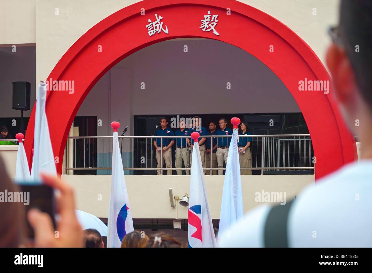 Singapour 2025 avr23 - le parti d'opposition Red Dot United (RDU) s'adresse à la foule au centre de nomination de l'école Chongfu, le jour de la nomination à Singapour Banque D'Images